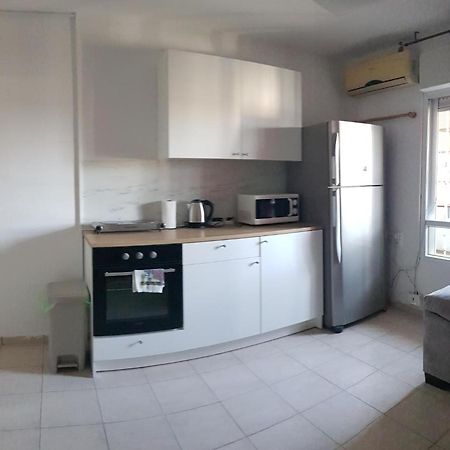 Cozy Flat With Parking Well-Placed Near Tlv Airport Apartment Lod Bagian luar foto