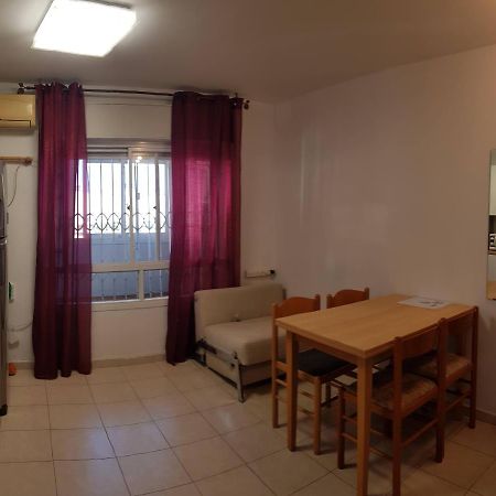 Cozy Flat With Parking Well-Placed Near Tlv Airport Apartment Lod Bagian luar foto