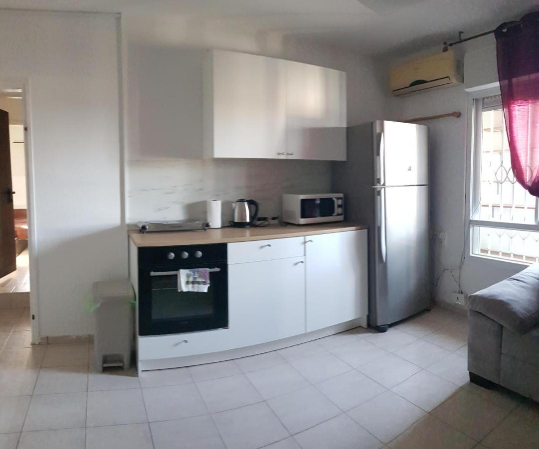 Cozy Flat With Parking Well-Placed Near Tlv Airport Apartment Lod Bagian luar foto