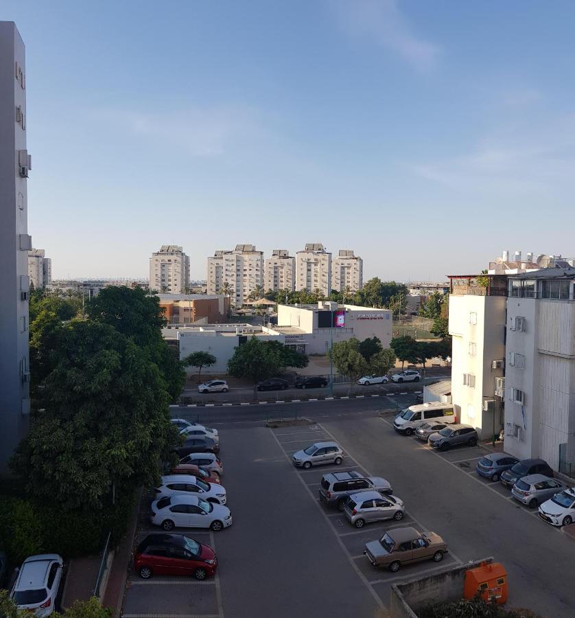 Cozy Flat With Parking Well-Placed Near Tlv Airport Apartment Lod Bagian luar foto