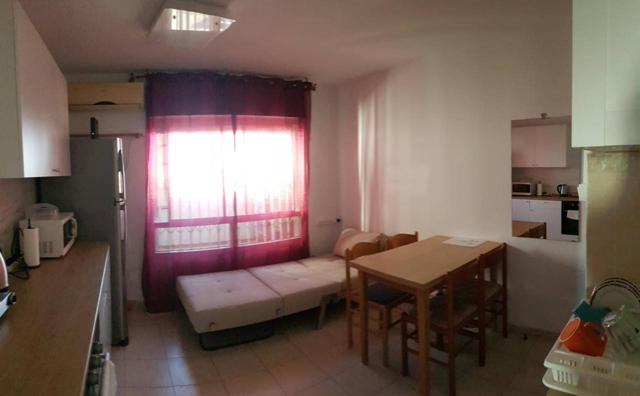 Cozy Flat With Parking Well-Placed Near Tlv Airport Apartment Lod Bagian luar foto