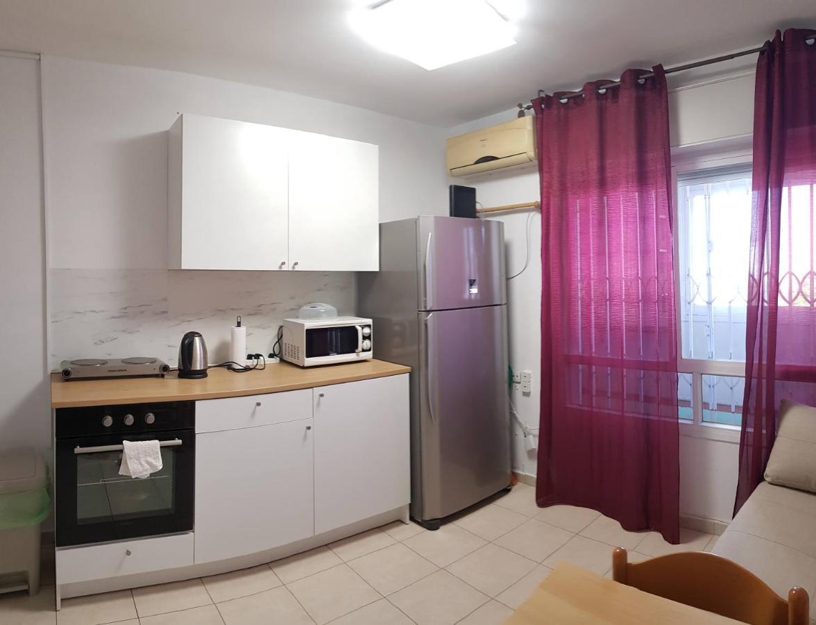 Cozy Flat With Parking Well-Placed Near Tlv Airport Apartment Lod Bagian luar foto