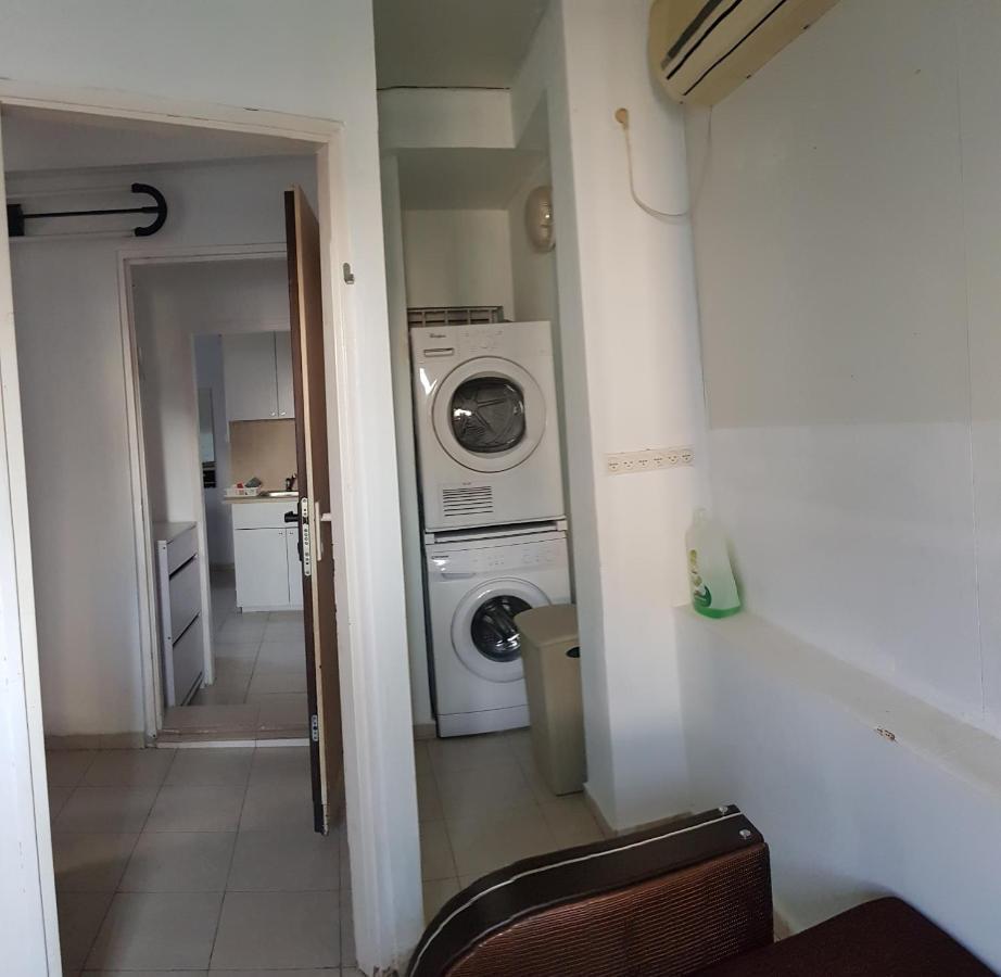 Cozy Flat With Parking Well-Placed Near Tlv Airport Apartment Lod Bagian luar foto